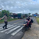 BERIKAN KENYAMANAN KEPADA PENGUNA JALAN,POLSEK SUNGAI RAYA LAKUKAN PENGATURAN ARUS LALU LINTAS