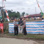 ANGGOTA POLSEK LUMAR MELAKSANAKAN PENGAMANAN TURNAMEN SEPAK BOLA