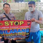<em>Bentangkan Spanduk, Bhabinkamtibmas Himbau Warga Tidak Membuka Lahan Dengan Cara Membakar</em>