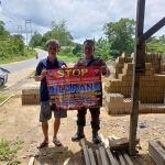 <em>Dengan Spanduk, Bhabinkamtibmas Himbau Warga Tidak Membuka Lahan Dengan Cara Membakar</em>
