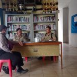 <em>Jalin Komunikasi dan Silaturahmi Dengan Pengurus Desa, Bhabinkamtibmas Sambangi Perangkat Desa</em>