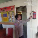 ANGGOTA PIKET JAGA LUMAR CEK ALAT PEMADAM API RINGAN