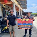 <em>Dengan Banner, Bhabinkamtibmas Sosialisasikan Stop Karhutla</em>