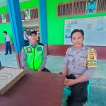 <em>Sambangi Pam Swakarsa, Bhabinkamtibmas Jalin Silaturahmi Serta Komunikasi</em>