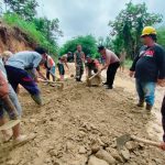 <em>Peduli Kondisi Jalan Rusak, Kapolsek Bengkayang Bersama Koramil 01 Bengkayang dan Warga Desa Tirta Kencana Melaksanakan Kerja Bhakti Penimbunan Jalan</em>