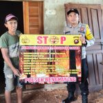 <em>Sambangi Warga , Bhabinkamtibmas Tak Pernah Bosan Sampikan Himbauan Karhutla Guna Cegah Kebakaran Hutan</em>