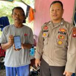 Bhabinkamtibmas polsek jagoi babang sambang dan sosialisasikan Aplikasi super APP presisi