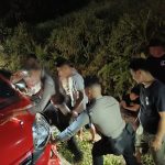 SAT SAMAPTA POLRES BENGKAYANG MELAKSANAKAN KEGIATAN MEMBANTU KENDARAAN MASYARAKAT YANG MENGALAMI KECELAKAAN