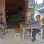 Sambang bhabinkamtibmas ajak tokoh masyarakat agar bahu membahu menjaga keamanan desa jagoi