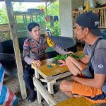 <em>Lewat Door to door Bhabinkamtibmas Sampaikan Pesan – Pesan Kamtibmas</em>