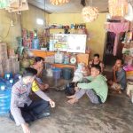 <em>Lewat Door to door Bhabinkamtibmas Sampaikan Pesan – Pesan Kamtibmas</em>