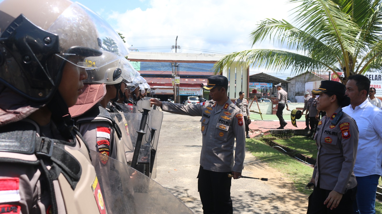 Polres Bengkayang Gelar Simulasi Penindakan Huru Hara Jelang Mayday 2025: Tunjukkan Kesiapan Penuh Amankan Aksi Buruh